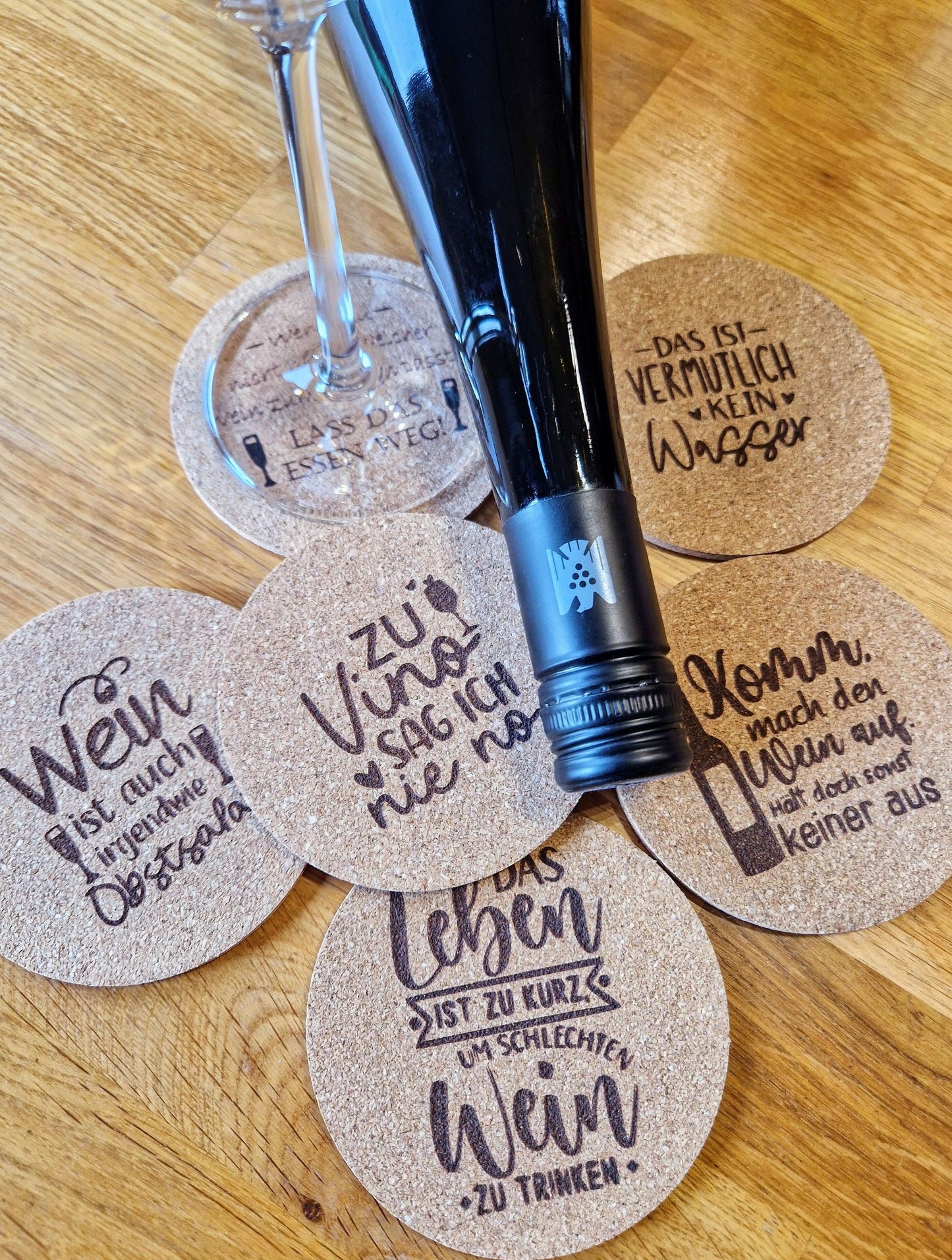 Kork-Untersetzer mit humorvollen Wein-Motiven und Flasche, ideal für Weinabende und stilvollen Alltag.