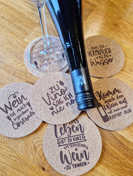 Kork-Untersetzer mit humorvollen Wein-Motiven und Flasche, ideal für Weinabende und stilvollen Alltag.