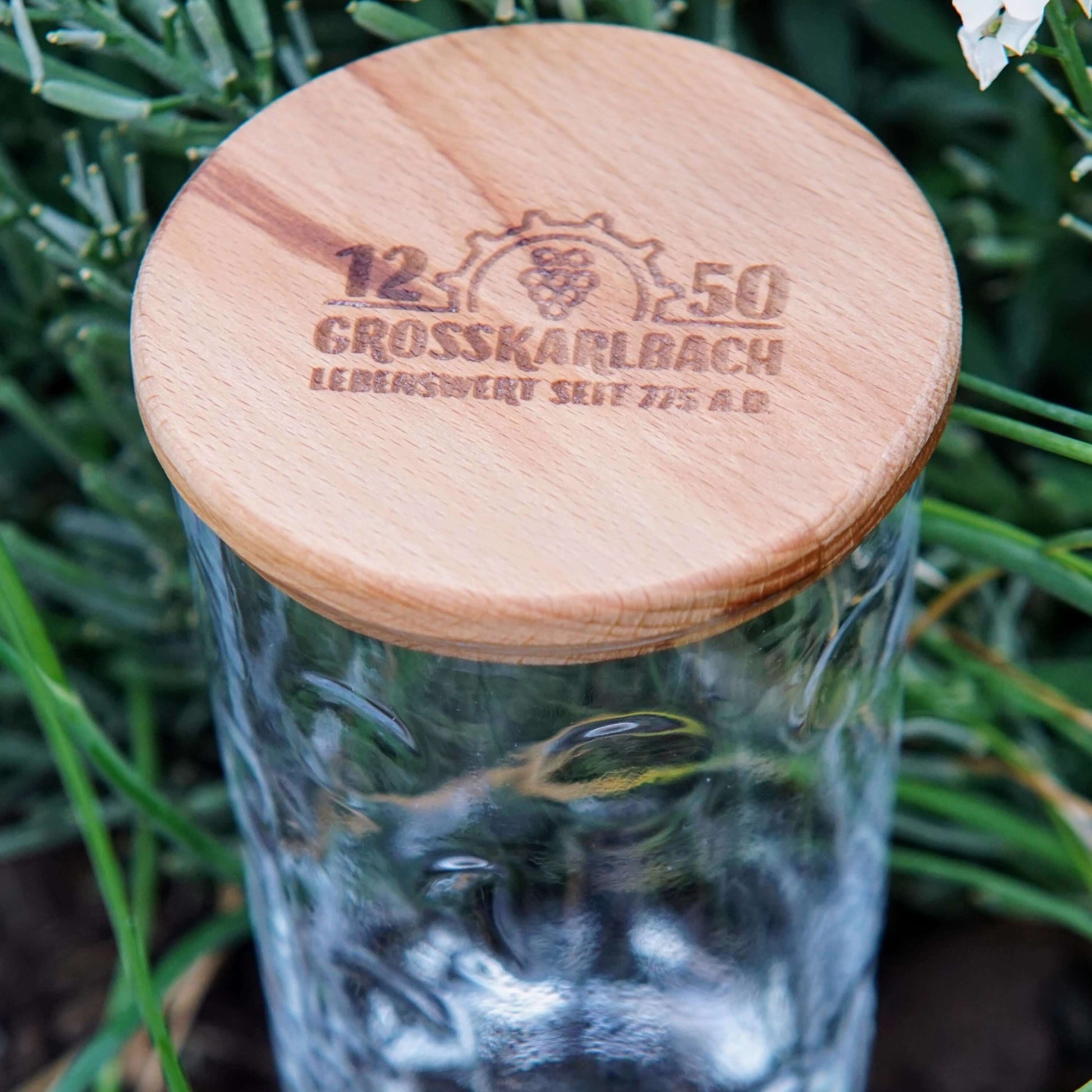 Holzdeckel mit Gravur für Dubbedeckel Jubiläumsausgabe "1250 Jahre Großkarlbach", im Grünen.