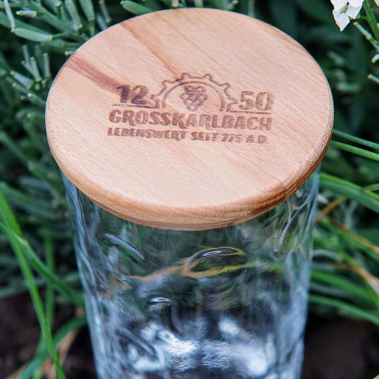 Holzdeckel mit Gravur für Dubbedeckel Jubiläumsausgabe "1250 Jahre Großkarlbach", im Grünen.