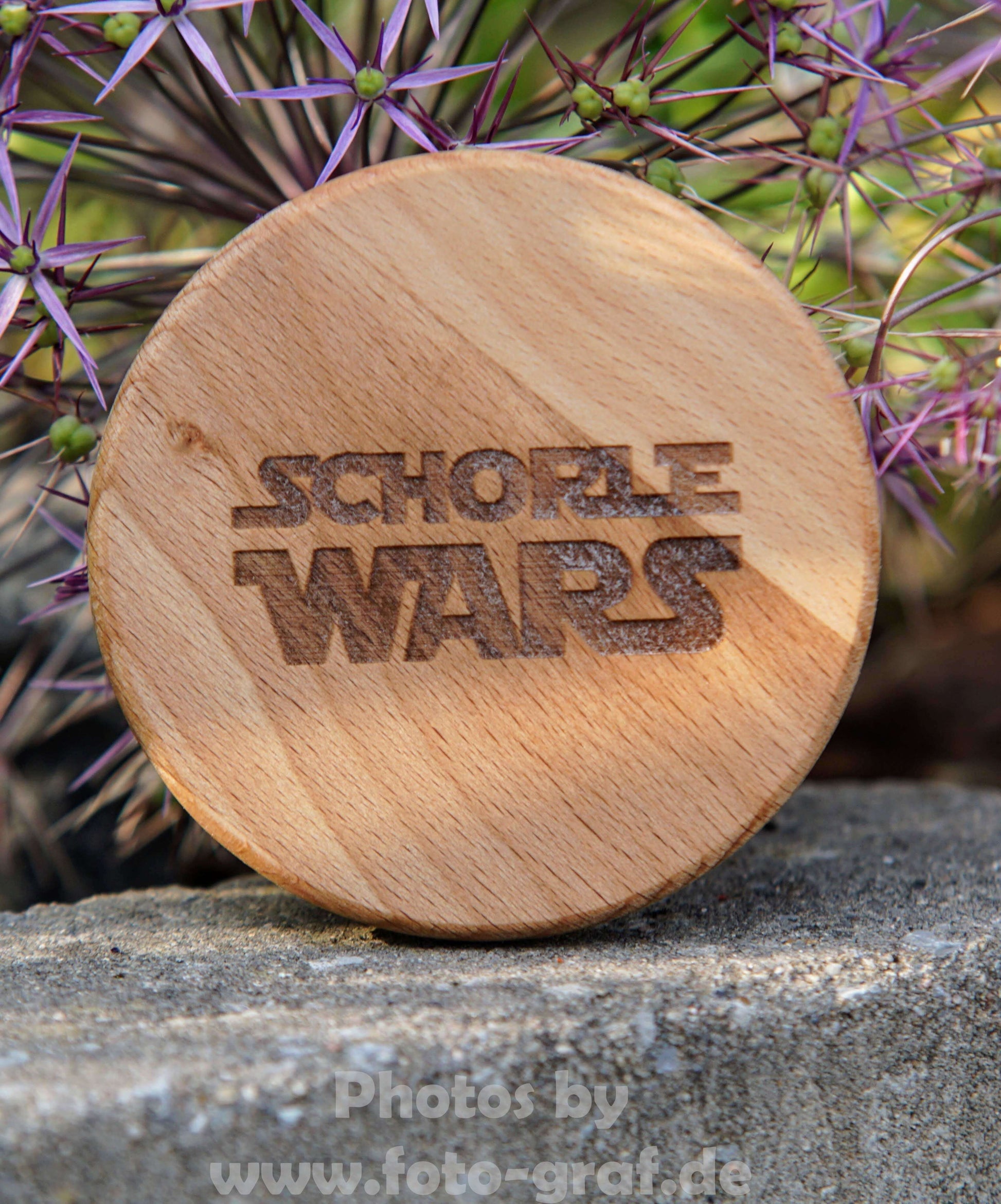 Stylish wooden lid with 'Schorle Wars' engraving, perfect for Dubbeglas.