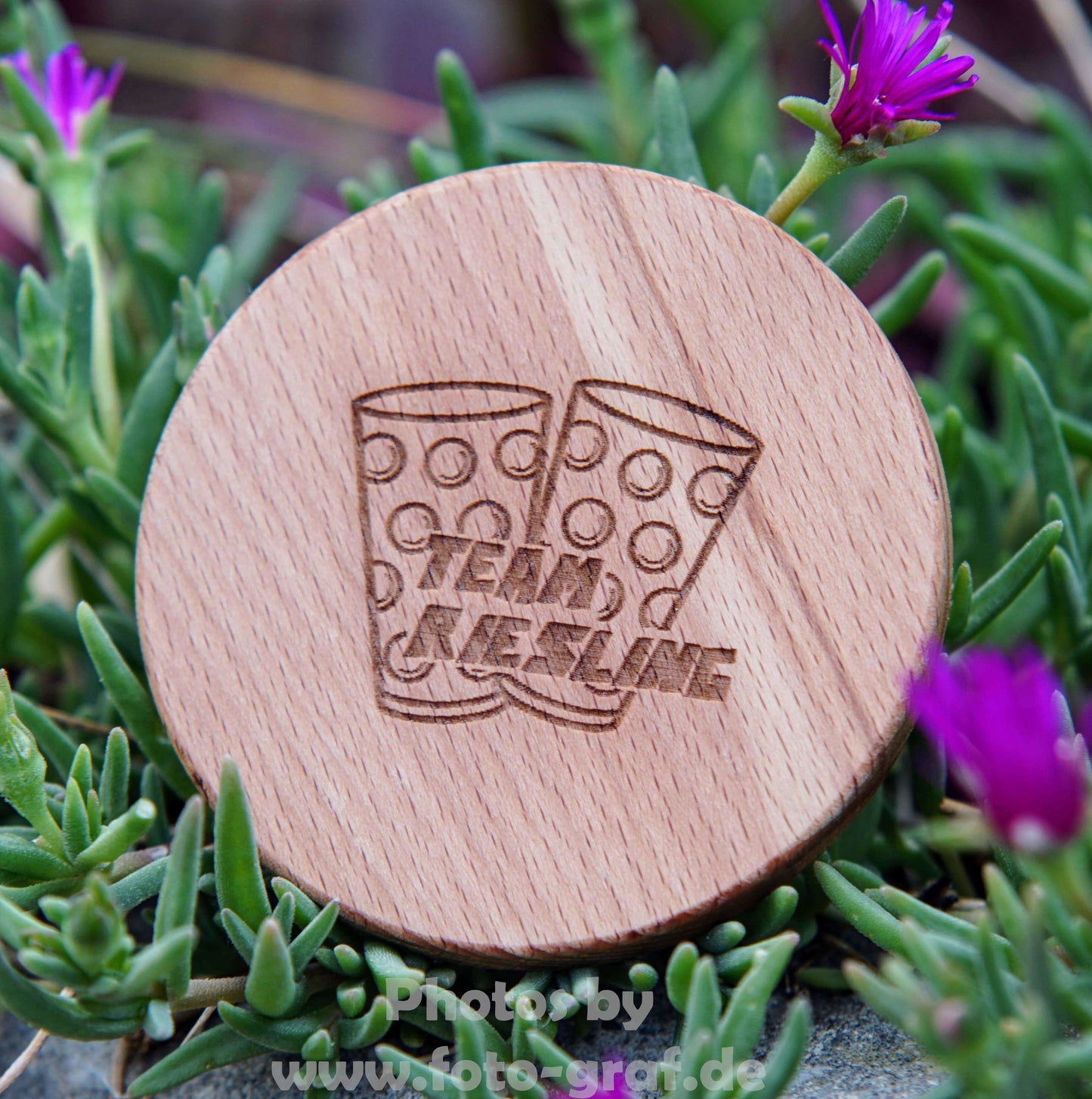 Stylish wooden cover for Dubbeglas featuring Team Riesling logo, perfect for fresh drinks outdoors.