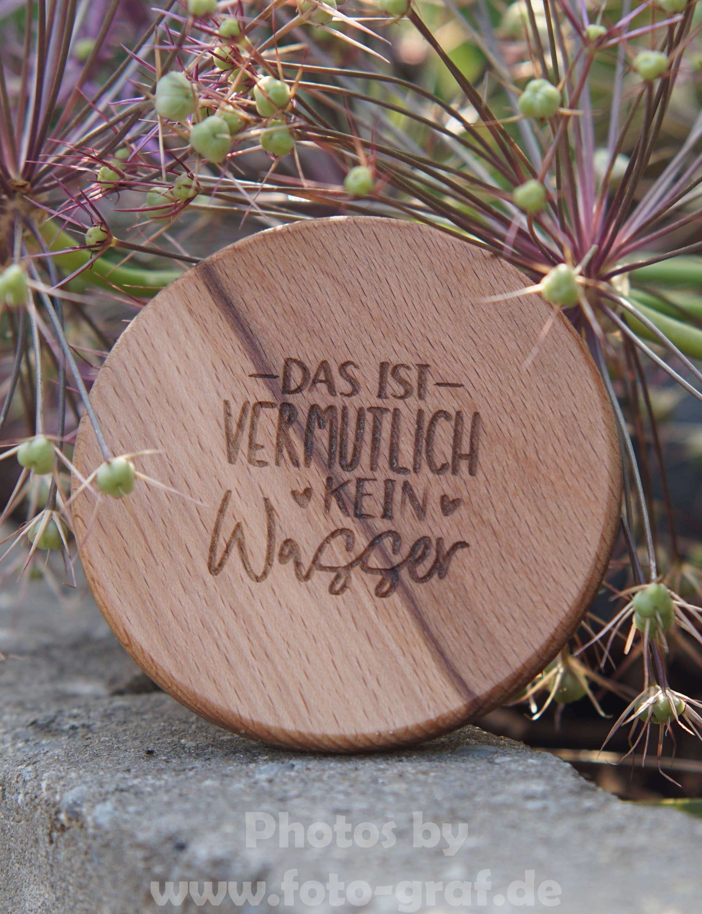 Stylischer Holzdeckel mit Gravur "Das ist vermutlich kein Wasser" für Dubbeglas, nachhaltig und regional hergestellt.